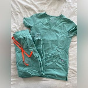 Figs Surgical Green Jogger Scrub Set